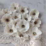 Kwiatki z foamiranu 3cm – Dodatki do makramy i ramek 3D biała cyrkonia MZ3