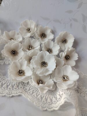 Kwiatki z foamiranu 3cm – Dodatki do makramy i ramek 3D biała cyrkonia MZ3