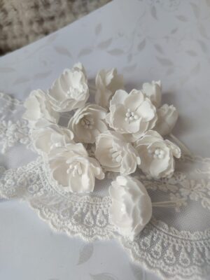 Kwiatki z foamiranu 3cm – Dodatki do makramy i ramek 3D biały MZ5