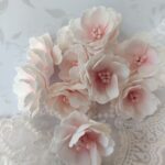 Kwiatki z foamiranu 3cm – Dodatki do makramy i ramek 3D biały cieniowany MZ6