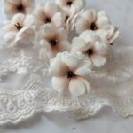 Kwiatuszki z foamiranu 3cm – Ozdoby do aniołków z makramy i gablotek cieniowany brąz MZ11