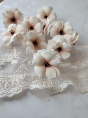 Kwiatuszki z foamiranu 3cm – Ozdoby do aniołków z makramy i gablotek cieniowany brąz MZ11