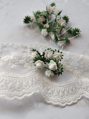 Kwiat z foamiranu premium różyczka białe 1cm 5szt MZ22