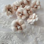 Kwiatuszki z foamiranu 3cm – Ozdoby do aniołków z makramy i gablotek cappucino MZ15