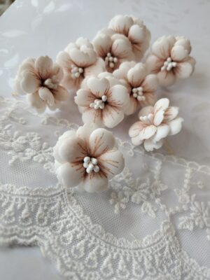 Kwiatuszki z foamiranu 3cm – Ozdoby do aniołków z makramy i gablotek cappucino MZ15