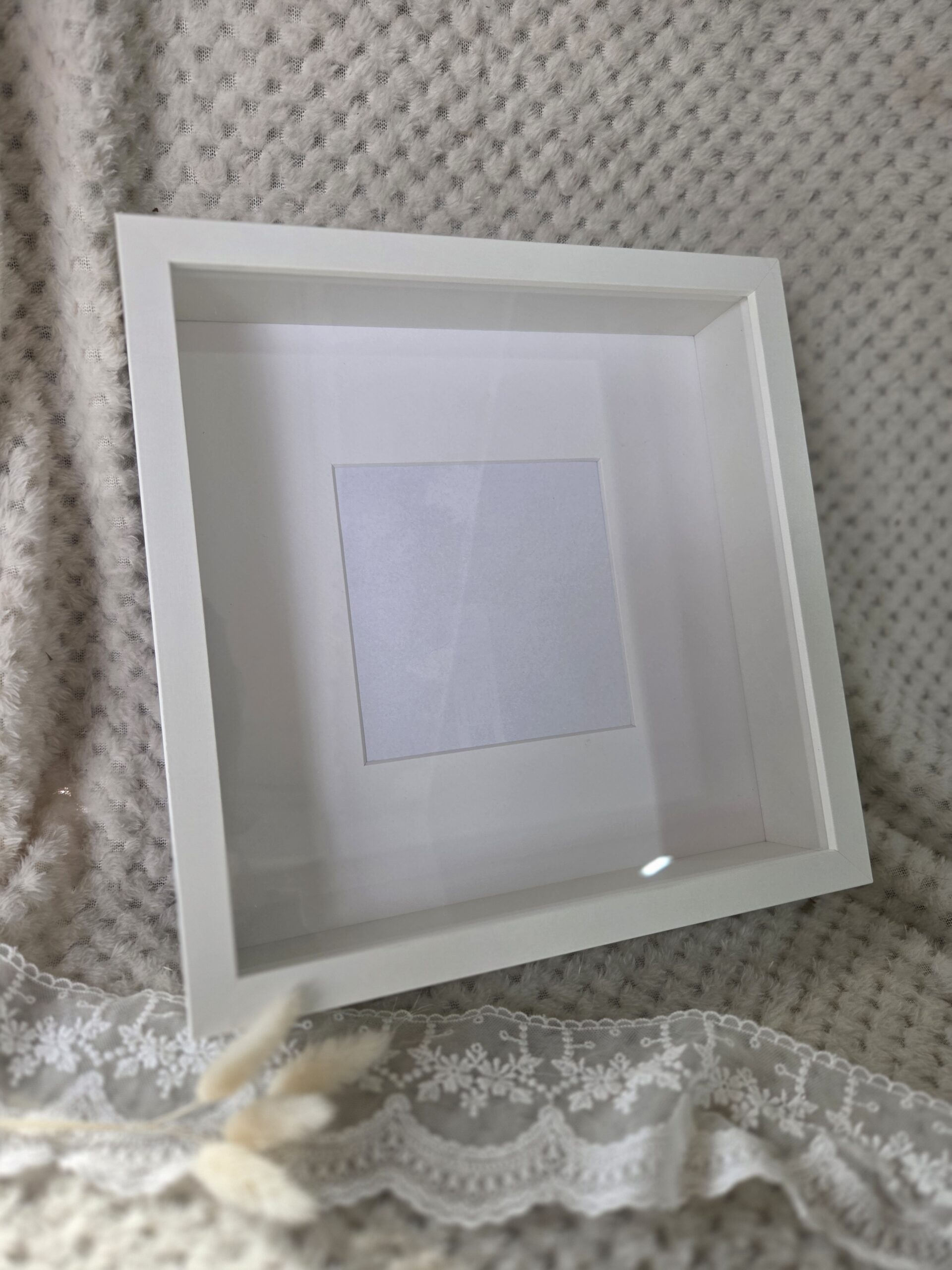 Ramka na zdjęcia z szybką 25cm x 25cm głęboka 6cm biała - obrazek 3