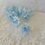 Mini kwiatek z foamiranu 2cm niebieski – Ozdoba do ramek z aniołkiem i makramy MZ24