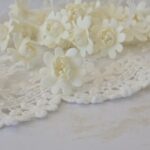 Mini kwiatek z foamiranu 2cm kremowy – Ozdoba do ramek z aniołkiem i makramy MZ27