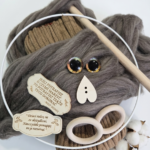 Zestaw DIY Sowa: wełna czesankowa + tabliczka dla nauczyciela ZS02 Brąz