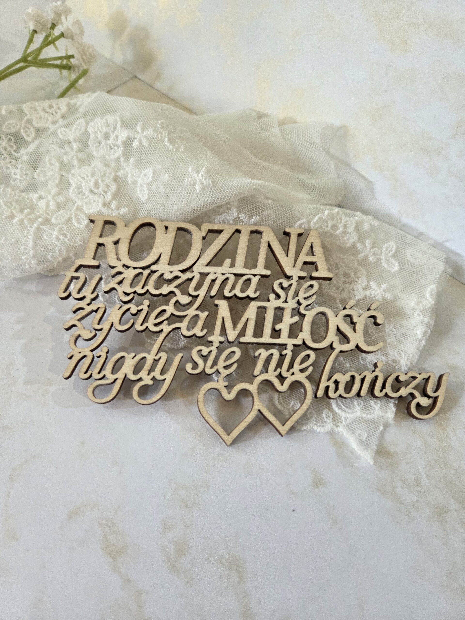 Wycinany napis ze sklejki do ramek makramowych„Rodzina – tu zaczyna się życie...” 12,5x7,5cm N997