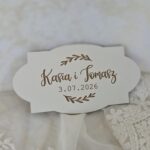 Tabliczka ślubna z białego HDF personalizowana grawer imiona data 10x5,5 H549 50 znaków